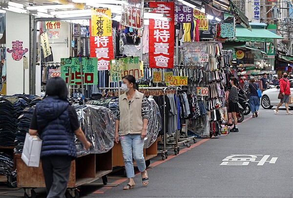 七月景氣燈號連續亮出第九顆代表景氣低迷的藍燈，追平金融海嘯期間的紀錄。記者杜建重／攝影 