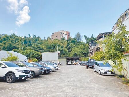 前立委黃國昌位於新北市汐止區水源路二段的「菜園」違規設置為停車場,現場仍有鐵皮建物、硬鋪面,還劃設停車格,未有具體改善,城鄉局裁處承租土地行為人6萬元罰鍰。(高鈞麟攝)