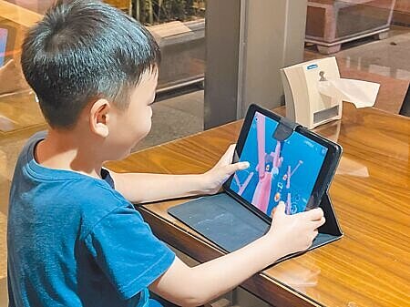 開學在即,學童若無法收心,醫師建議家長不要一次戒斷孩子使用3C產品,避免親子衝突。(陳淑娥攝)