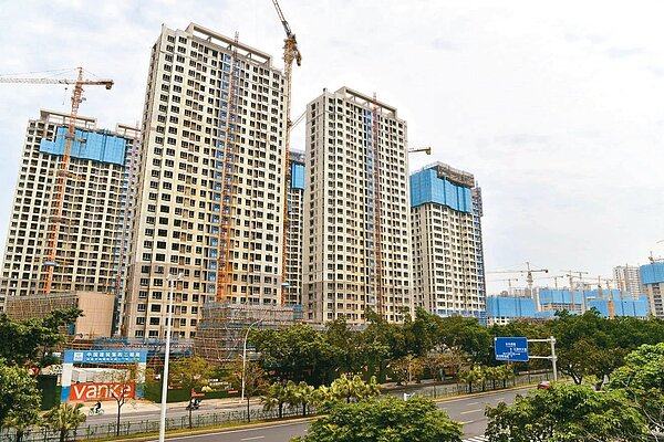 大陸房地產遭遇危機，大陸官方推出「認房不認貸」的救市措施。圖為福州建設中的萬科房地產。 （中通社資料照片）