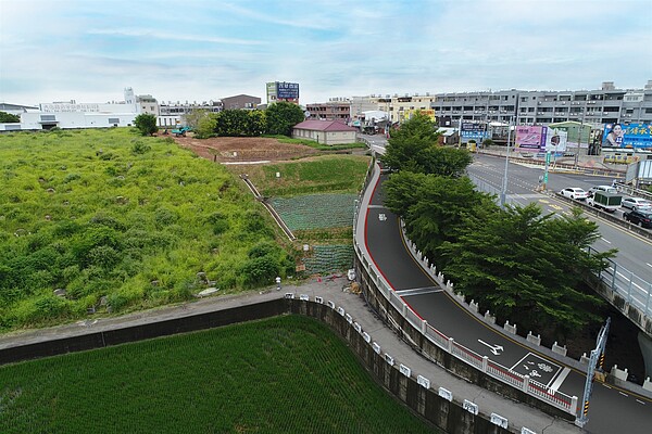 「外埔區國道三號旁甲東路主線及機車道拓寬工程」完工後模擬圖。圖／台中市府提供