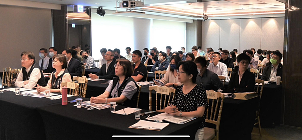 台中市水湳經貿園區6、8號地招商，吸引50幾家大型企業參加說明會。圖／經發局提供