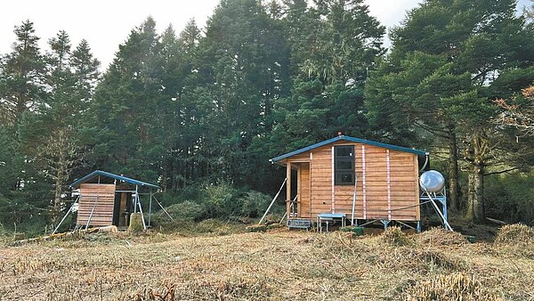 太管處在奇萊東稜磐石中峰、北鞍三叉營地與大理石營地各興建山屋，將申請秀林鄉門牌後正式啟用。圖為大理石營地山屋。圖／太管處提供