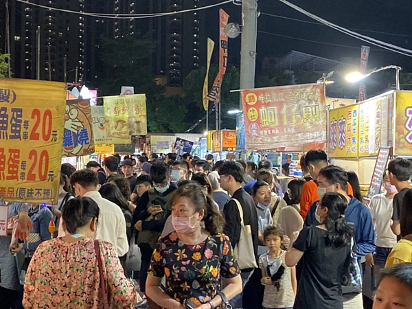 與台南大東夜市同址,又將多出一個「大東東夜市」,台南式臉書粉絲網站上為大家更新營業時間的口訣,但長達21字,讓網友大喊:「這麼長怎麼記得住?」圖為台南大東夜市。報系資料照