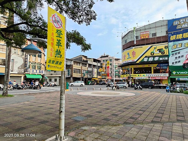 縣府於千禧公園周邊插上黃旗，呼籲民眾務必加強自身防蚊措施，儘快清除家戶內外積水容器。圖／屏東縣政府提供