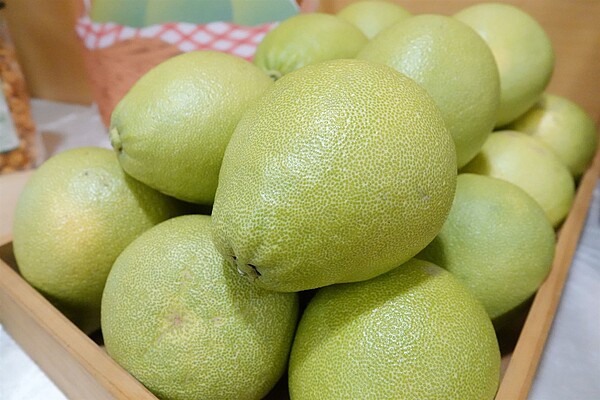 八里文旦柚果肉香甜Q彈,皮薄汁多味甘甜。圖/農業局提供