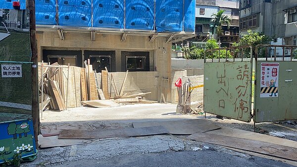 三重區中華路某建築工地,今天上午執行環境消毒時,赫然在後方圍籬邊驚見1具男屍,警方獲報趕抵調查。記者林昭彰/翻攝