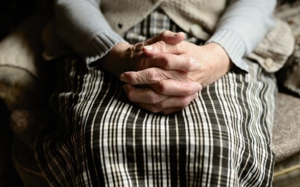 ▼四姊妹悉心照料媽媽，依然逃不過重男輕女。（示意圖／pixabay）