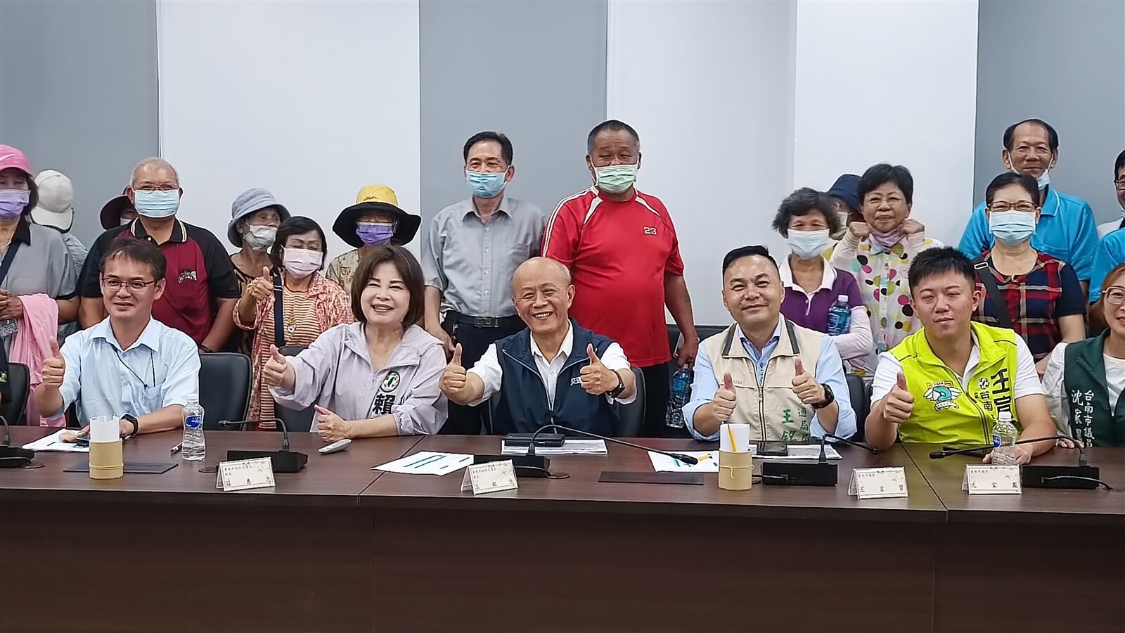 改善新營交流道交通,立委賴惠員(第一排左二)今邀交通部次長胡湘麟(第一排中)、市府交通局長王銘德(第一排左四)等人現勘。記者謝進盛/攝影