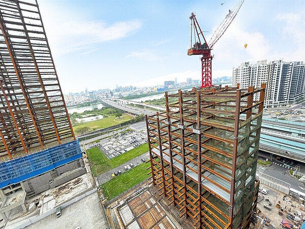 全台上半年建照量年減16.9% 、新屋開工降8.3%,永慶房屋分析,相關數據顯示建商對未來評估轉趨保守。圖/永慶房產集團提供