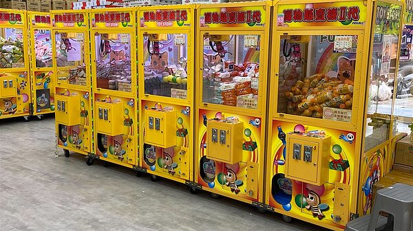 竹北市十興國小附近將設立大型夾娃娃機店一事卻引起了家長的擔憂,雖然設置地點符合規定,但縣長楊文科仍希望能主動退場。圖/新竹縣政府提供