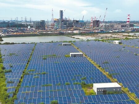 但因為近期政治干擾、光電產業前景不明,讓許多業者投資喊停,要等選後明朗再來評估。圖為興建中的台電興達電廠天然氣發電機組與永安太陽光電場。(本報資料照片)