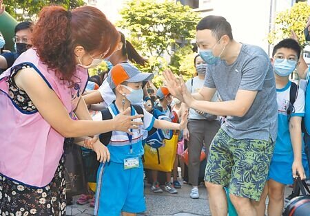 中小學今天開學，疾管署公布流感、腸病毒各呼吸道傳染病確診個案雙雙升溫，提醒注意孩童身體狀況。（本報資料照片）