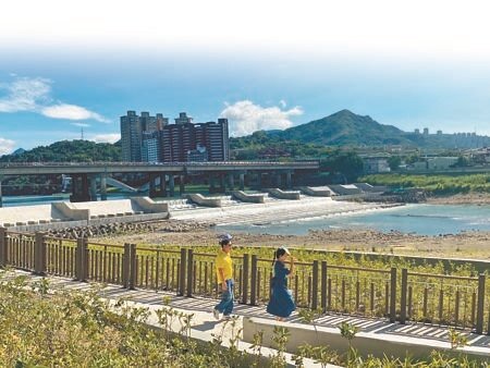 碧潭堰整建完工啟用,複合式新堰體在河道中設置倒伏堰,可降低新店溪溢堤風險。(高鈞麟攝)