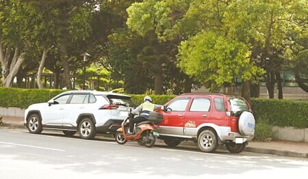 
苗栗全縣公有收費3846格路外停車位、2503格路邊停車，目前僅規範收費公有停車格，縣府工務處29日提案將未收費的3384格路外、路邊停車格全數納管，以解決長期占用問題，圖為苗栗市區有收費的路邊停車格。（李京昇攝）
