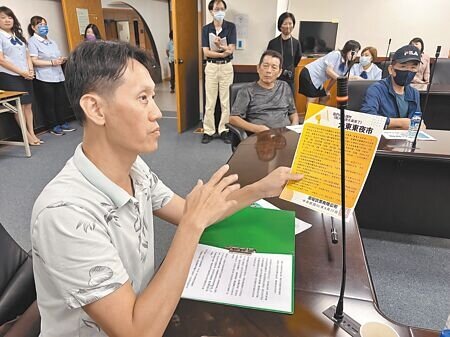 台南市大東夜市攤商自救會代表希望市府出面收回土地再分租給攤商。(洪榮志攝)