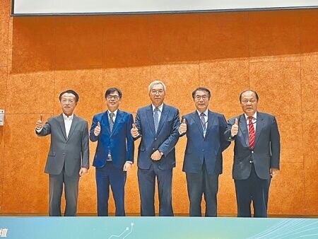 
「2023前進大南方」論壇29日在台南沙崙綠能科技示範場域登場，包括嘉義縣長翁章梁（左一）、高雄市長陳其邁（左二）、台南市長黃偉哲（右二）、澎湖縣長陳光復（右一）均出席。（曹婷婷攝）
