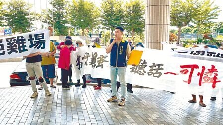 台東市康樂里及建農里逾50名居民,29日集結於台東縣議會,拉白布條、高喊口號,反對養雞場進駐家園。(蕭嘉蕙攝)