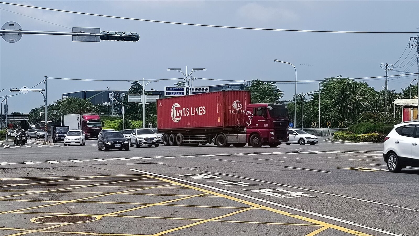 國道1號新營交流道東側道路尖峰時段長期壅塞,擬增設高架匝道改善,有望年底定案,力拚2年後完工。記者謝進盛/攝影