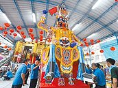 全國最高紙糊大士爺　高雄祈黑兔年安康