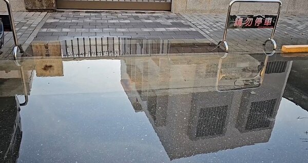 高雄市旗津區部分低漥路段,今天清晨5時許出現積淹水。圖/讀者提供