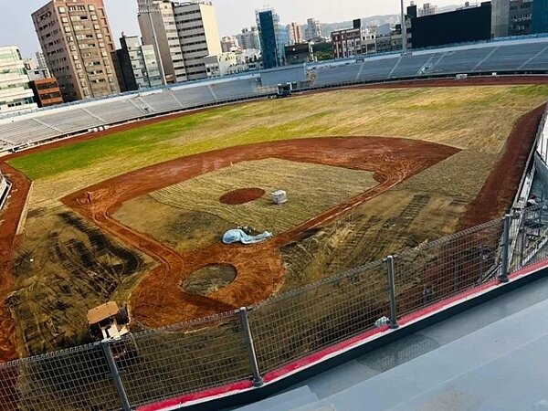 新竹市立棒球場工程負責鋪設草皮的下包廠商「揚名實業」近日在公司臉書揭露去年施做草皮情形。圖／取自揚名實業臉書
