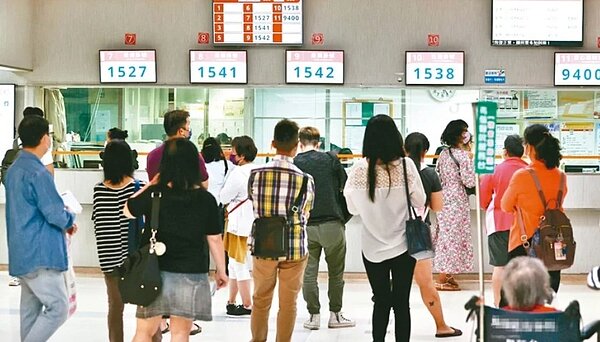 國內流感疫情持續上升中,疾管署提醒,若有呼吸困難、急促及發紺(缺氧)三大危險徵兆,應盡速就醫,降低併發重症風險。圖/聯合資料照片