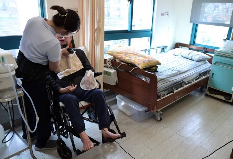 新冠肺炎疫情持續下降,衛福部疾管署公布,一般護理之家及老人福利機構住民,9月1日起停止定期快篩措施,調整為有症狀時進行快篩。圖/聯合資料照片