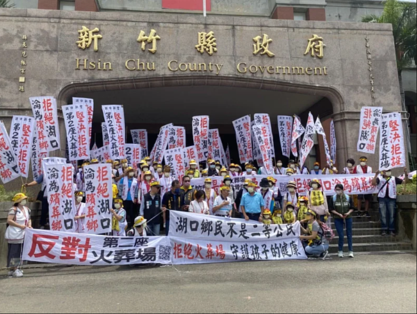 反生命園區兩自救會曾動員120人到縣府門口抗議。聯合報資料照片