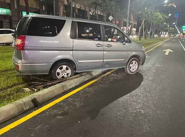 女子開廂型車誤闖高雄輕軌軌道區,員警正協助脫困。記者林保光/翻攝