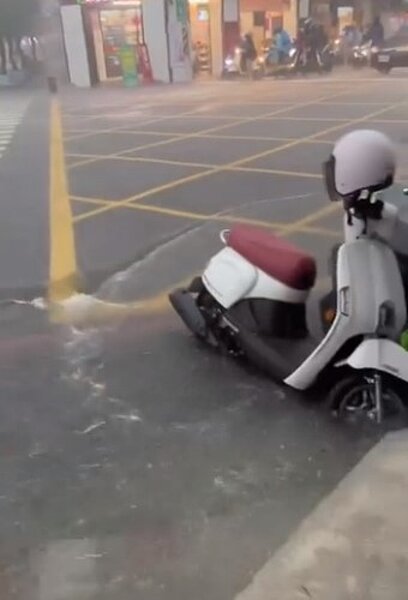 屏東縣議員梁育慈昨日下午提醒民眾，市區雨勢大，務必注意安全。圖／擷自梁育慈臉書粉專