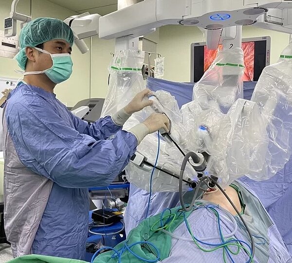 亞洲大學附屬醫院醫療團隊透過達文西手術切除肺腺癌。圖/亞洲大學附屬醫院提供