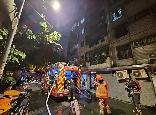 警消趕抵現場灌救。記者黃子騰／翻攝
