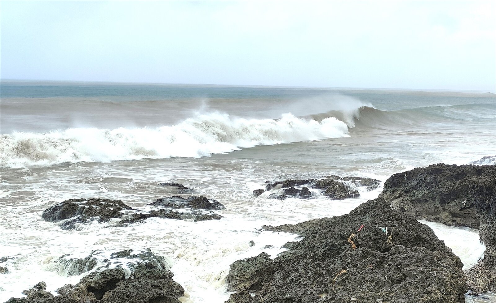 蘇拉颱風的暴風圈外圍今天上午11時觸及台灣南端陸地,首當其衝的屏東恆春半島,出現間歇性狂風驟雨,海邊掀起2至3公尺高的大浪。記者潘欣中/攝影