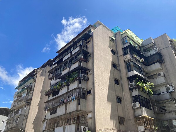 避冷氣施工砸落 建立外牆巡查通報機制 買房已經讓人透支,為了節流,許多人從節省管理費支出著手,可能傾向住公寓、透天,或是選擇多戶數。圖/好房網News記者徐沛琪攝