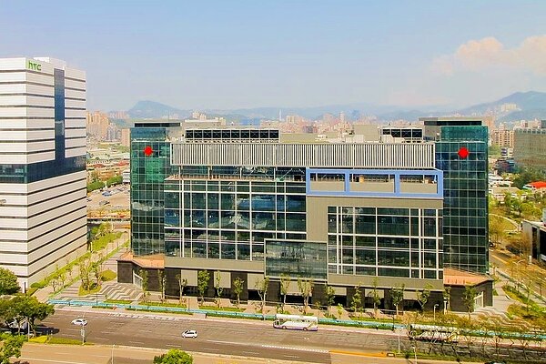 永慶房產集團統計近二年全台新開幕或即將開幕的百貨商場周邊交易價量市況，新店裕隆城交易最火熱，平均天天有成交。圖／永慶房產集團提供