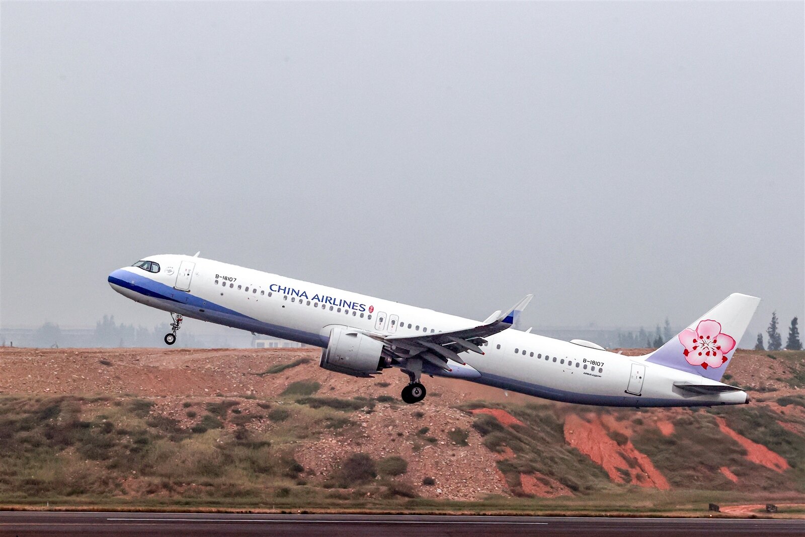 疫後旅遊潮大爆發,許多國人更是選擇出國旅遊。近日有旅客因颱風而延誤行程,因此有人選擇購買「旅遊不便險」,卻在求償時卻遇到波折。示意圖 記者黃仲明/攝影