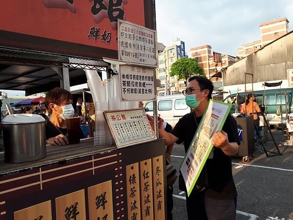 今（112）年10月起台南市飲料店（含攤商／鋪／販）禁用塑膠材質一次用飲料杯。圖／環境保護局提供