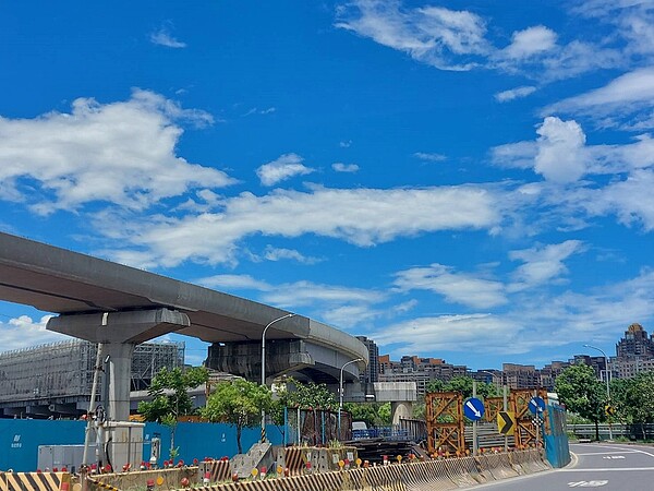 捷運三鶯線朝2025年完工目標前進！李柏志店長表示，麥仔園都市計畫區域受開發議題、捷運利多帶動，這幾年當地有老地主賣出土地，獲利數千萬元。圖／好房網News記者林和謙／攝