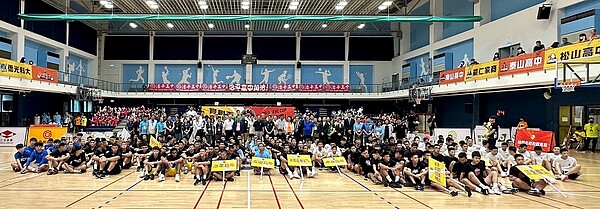 112年育創盃高中國際籃球邀請賽在桃園市中原大學體育館熱血開打,集結台灣11所頂尖高中甲級球隊與日本冠軍隊明成高校同台競技。圖/永慶房產集團