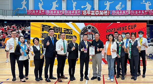 為感謝永慶房產集團對國內體育活動的支持,主辦單位救國團主任葛永光(前排右5)致贈感謝狀。圖/永慶房產集團