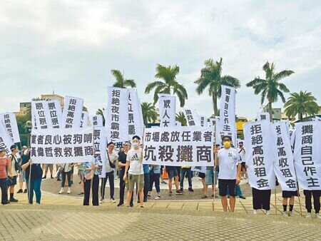 
營運23年的台南大東夜市，近來因新舊團隊經營分家，攤商權益受損，逾200位攤商30日赴台南市議會舉白布條陳情。（曹婷婷攝）
