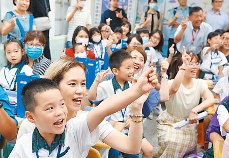
台北市教育局30日在仁愛國小舉辦開學日視察及國小跨領域美感專科教室揭幕，新生和家長開心合影。（陳俊吉攝）

