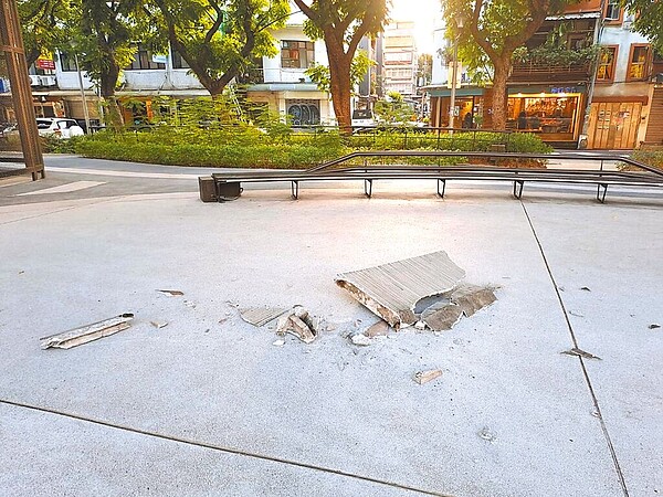 台北捷運圓山站往民權西路站間高架橋,15日一處胸牆部分玻璃纖維混凝土塊掉落,幸好沒有砸傷人。圖/台北市議員鍾佩玲研究室提供