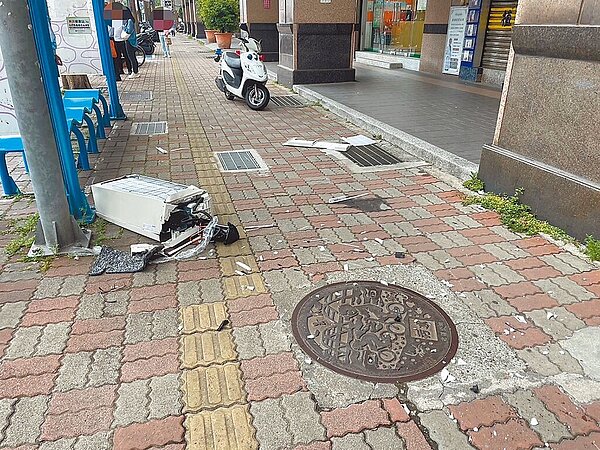 新北市板橋區捷運新埔站2號出口旁大樓上月20日發生冷氣機從高樓掉落,砸死黃姓女大學生。(民眾提供/王揚傑新北傳真)