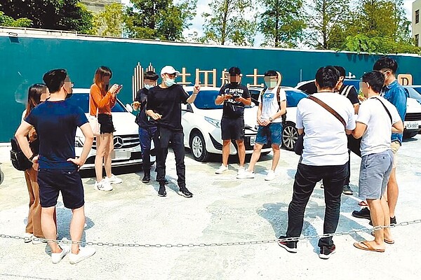 新竹「翁黃非法中人詐騙案」,翁嫌(戴白色帽子)要求被害人付30萬元中人錢,才能進去談購屋。(投訴民眾提供/羅浚濱新竹傳真)