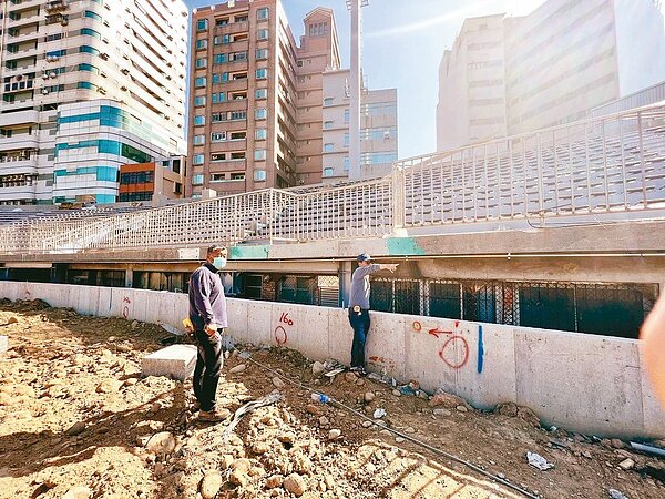 新竹市立棒球場負責鋪設草皮的「揚名實業」近日在公司臉書揭露去年施工情形(圖);貼出照片,提及球場用落水頭處理排水。圖/取自揚名實業臉書