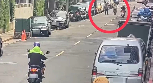 台北市萬華區昨天凌晨發生兇殺案，犯嫌在殺人後在馬路上攔下巡邏員警自首，警詢後被依殺人罪嫌送辦。記者翁至成／翻攝