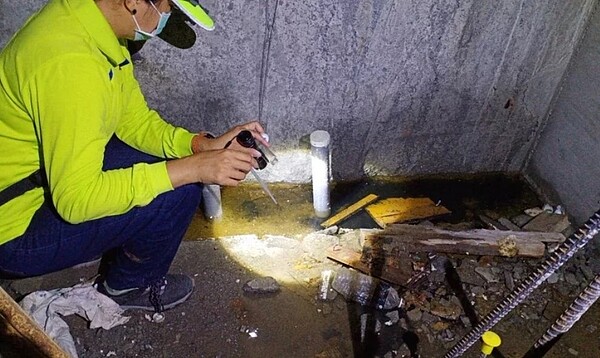 防疫人員在工地積水發現孳生病媒蚊。圖/高市衛生局提供