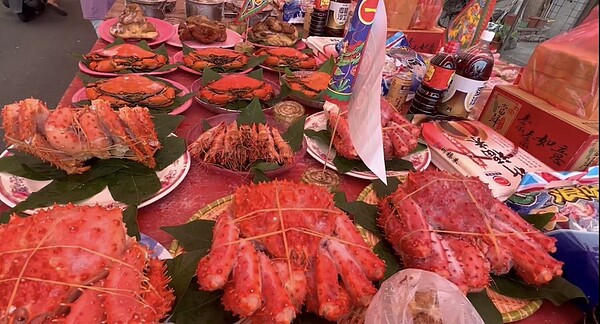 芳苑鄉芳安宮昨下午普度,今年有漁民擺出88隻螃蟹當供品,還有人準備18隻龍蝦,滿桌螃蟹、龍蝦一字排開,讓人嘆為觀止。圖/民眾提供